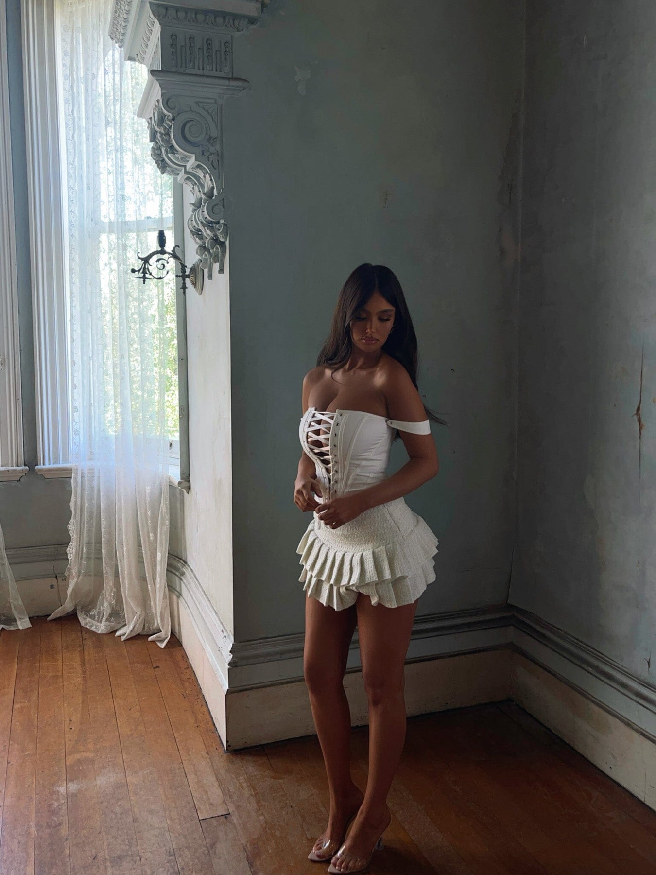 MIRELLECORSETTOPWHITE_QUINTANAMINISKIRTWHITE3_1be3380d-b0af-4a7d-84e8-e77bbb0042ab_1350x1800-3