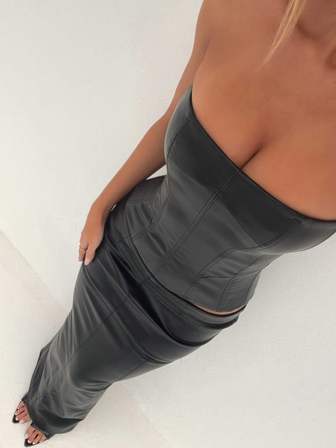 SOLAPUCORSETTOP_MAXISKIRTBLACK4_110f3d90-2e42-44eb-9cb2-2c265f859981_1350x1800-12